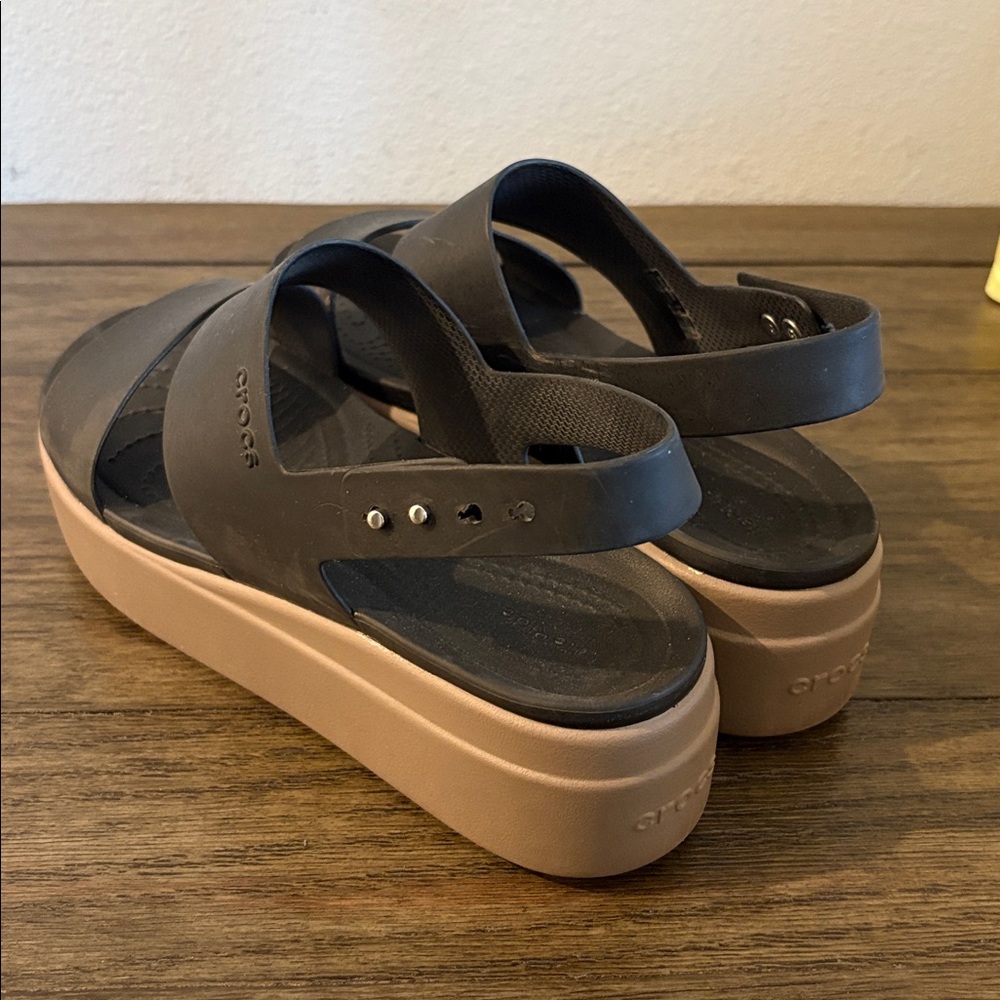 ❌SOLD❌[CROCS] Brooklyn Low Wedge Platform Sandals in Black & Mushroom Women's 8 - Picture 6 of 13